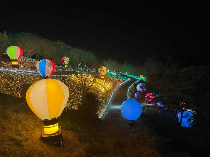 上りリフトから右に眺める「光の動物園」イルミネーション