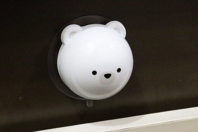 ダイソーの包丁研ぎ　吸盤タイプ　シロクマをくっつける