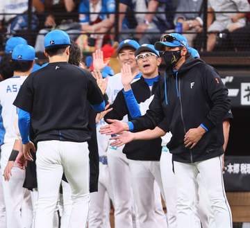 日本ハム・新庄監督 2打席連発の主砲を絶賛「今日はもうレイエスさまさまでしょう」練習時に姿勢について助言「そしたらものの見事に。もう完璧でしたね」