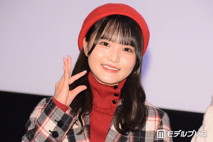 “ヒカルの広報採用”話題の元日向坂46メンバー、ディズニでのミニスカ“シェリーメイコーデ”にファン悶絶「彼女感すごすぎる」「キュンとした」