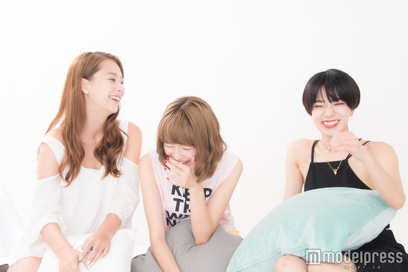(左から)Niki、越野アンナ、Una (C)モデルプレス