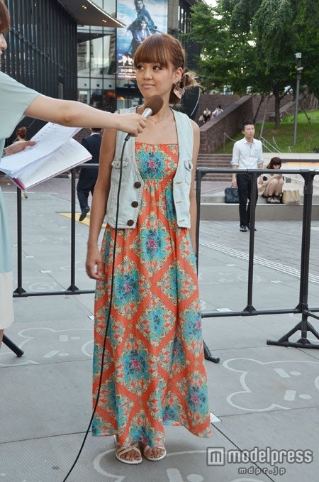 「男を落とす勝負服」今泉宏美／エスニック柄マキシワンピースにデニムベスト。カジュアルかつ女性らしさ満点