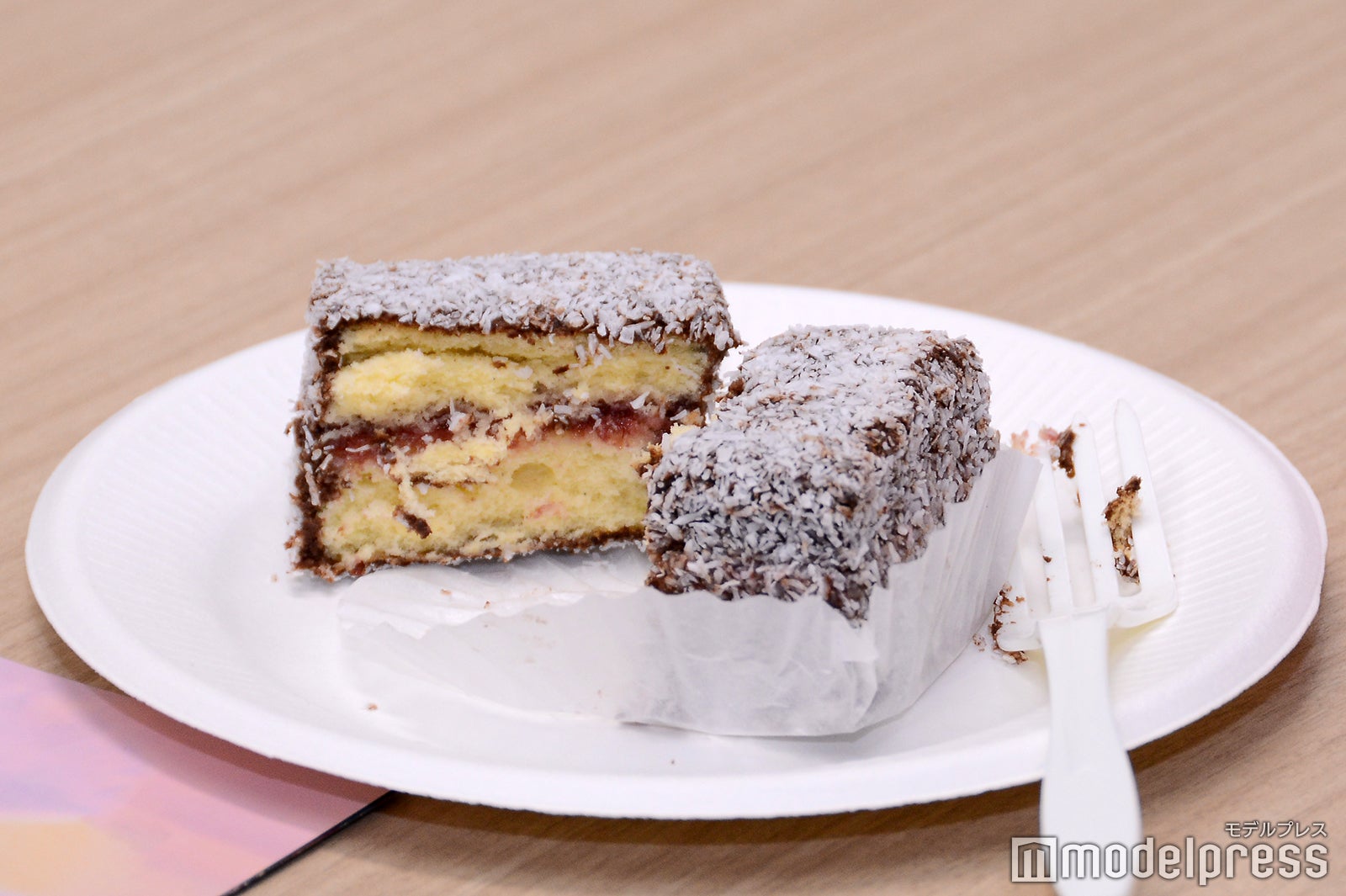 四角いスポンジケーキにチョコ、乾燥ココナッツをまぶしたラミントンケーキはクイーンズランド州発祥の伝統菓子（C）モデルプレス