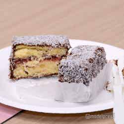 四角いスポンジケーキにチョコ、乾燥ココナッツをまぶしたラミントンケーキはクイーンズランド州発祥の伝統菓子（C）モデルプレス