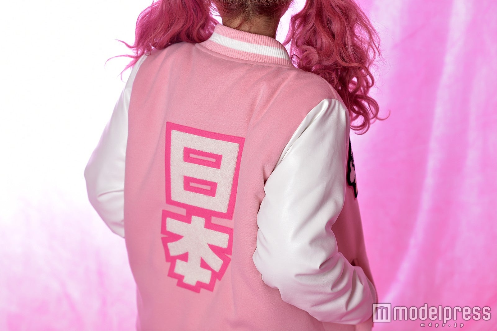 バックスタイルも （C）モデルプレス