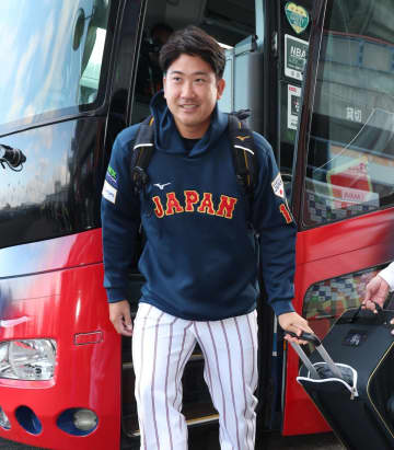 侍ジャパン ロッキーズ・菅野が合流即ブルペン入り 捕手は坂本 ダルに見守られ最後はグータッチも