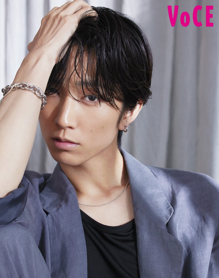 SixTONES田中樹、ワイルドな色気ダダ漏れ 恋人感溢れる姿とのギャップで魅了「VOCE」初登場で初表紙