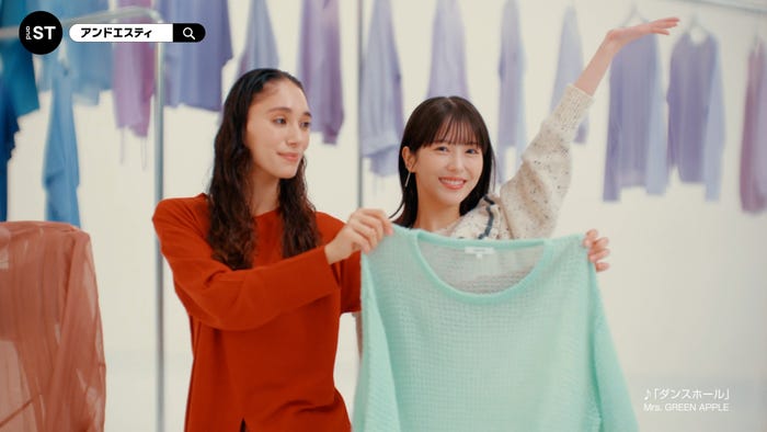 浜辺美波/新CM『アンドエスティ「ダンス and ST」編』より(提供写真)