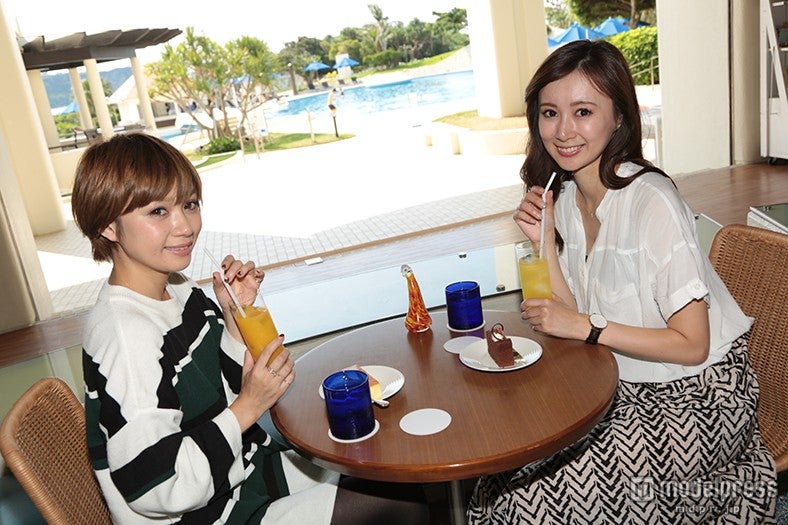 開放感溢れる「オーシャンカフェ」でウェルカムドリンクを飲みながらひと休み