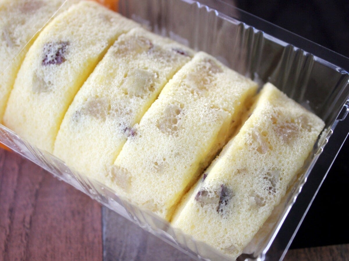 生地にさつまいもの甘露煮がたっぷり!
