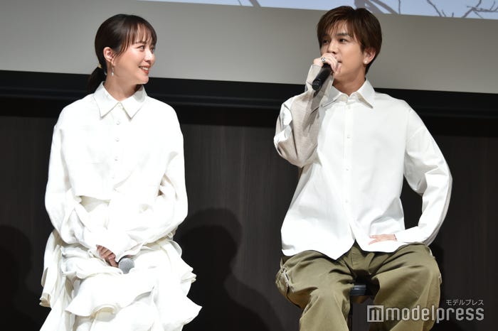 比嘉愛未、岩田剛典(C)モデルプレス