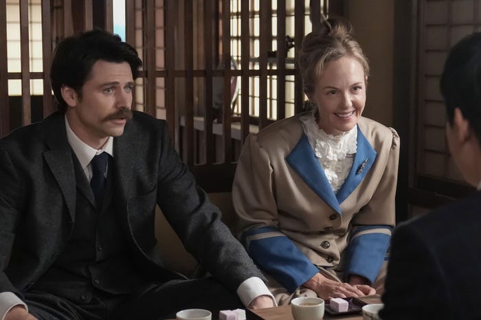 トミー・バストウ、シャーロット・ケイト・フォックス「ばけばけ」第63話(C)NHK