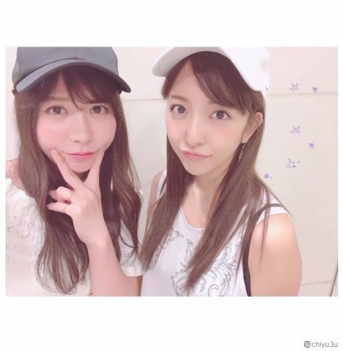 板野友美&河西智美、アリアナ・グランデのライブ参戦　双子風コーデも披露