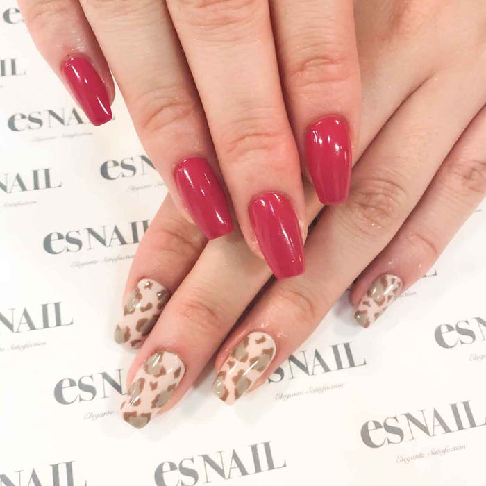 赤×レオパード柄がオシャレ/画像提供:esNAIL