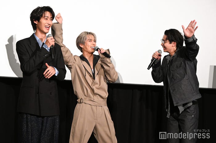 曽野舜太の「紅白」初出場を祝福する奥野壮、豊田裕大(C)モデルプレス