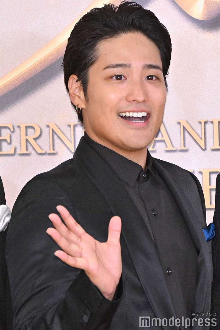 自身の役衣装姿を自画自賛した桐山照史(C)モデルプレス