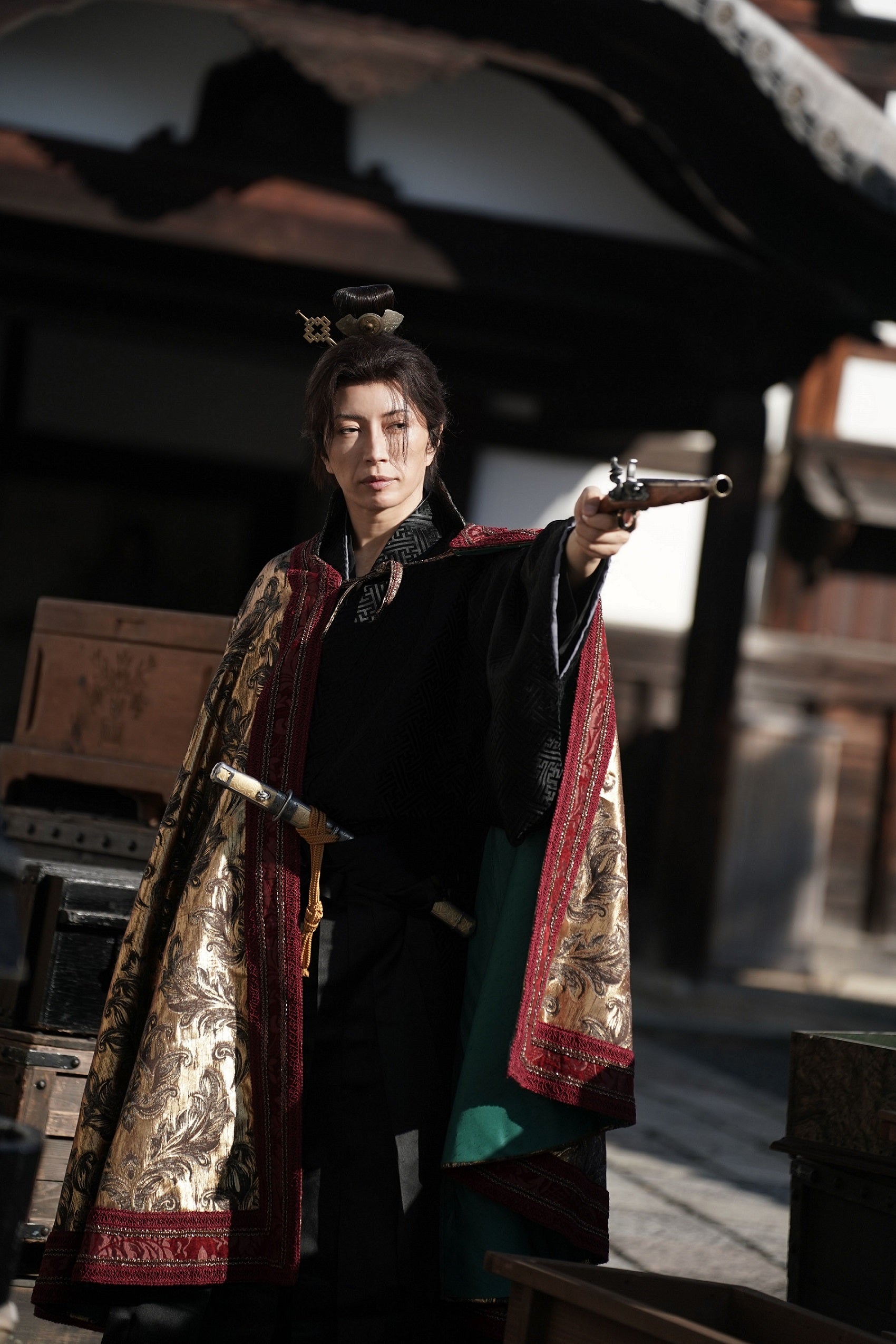 GACKT“ド派手”羽織り×1m超煙管ゆらし異彩放つ 徳川宗春役で「新
