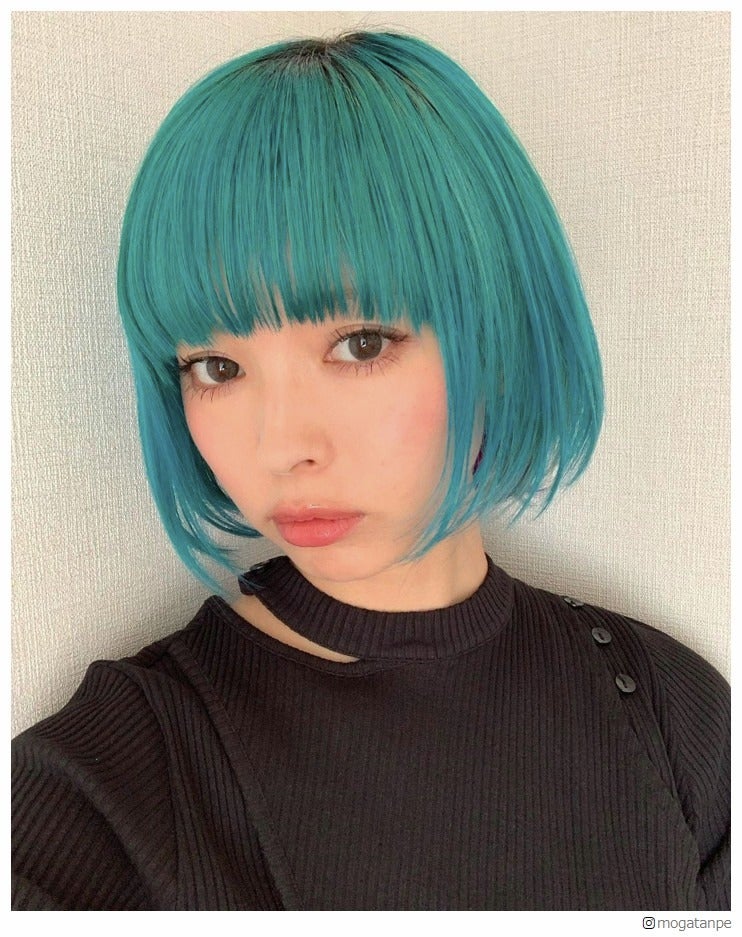 青髪の最上もが、セルフカラーの次はセルフカット “ぱっつん前髪”に絶賛の声