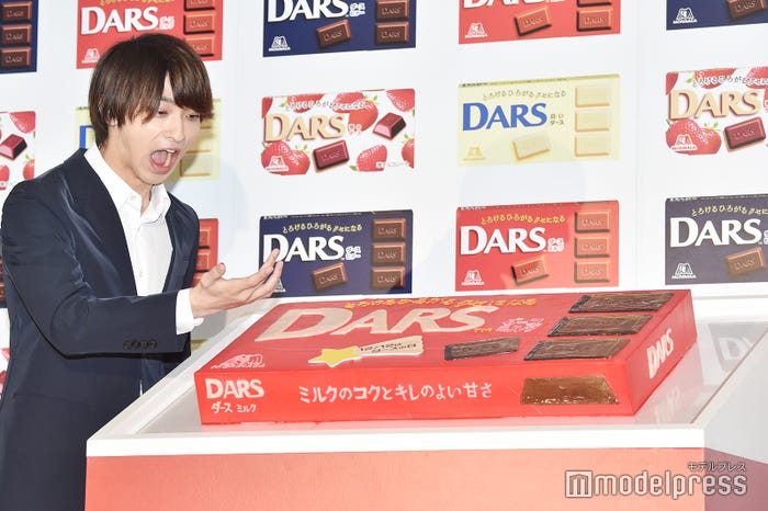 うっかりチョコが指に付いてしまった横浜流星(C)モデルプレス