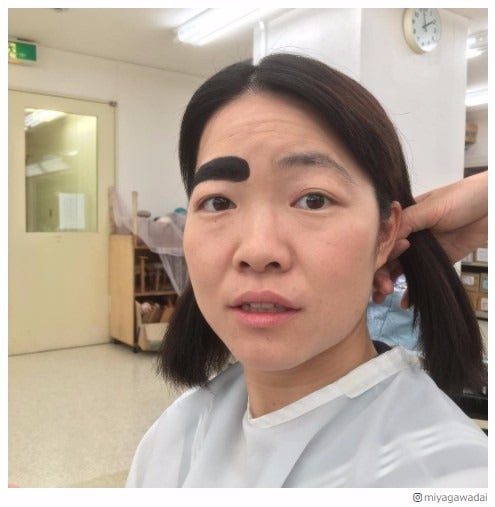 イモトアヤコ、“未完成”の太眉メイクを宮川大輔が激写「じわじわくる」と反響