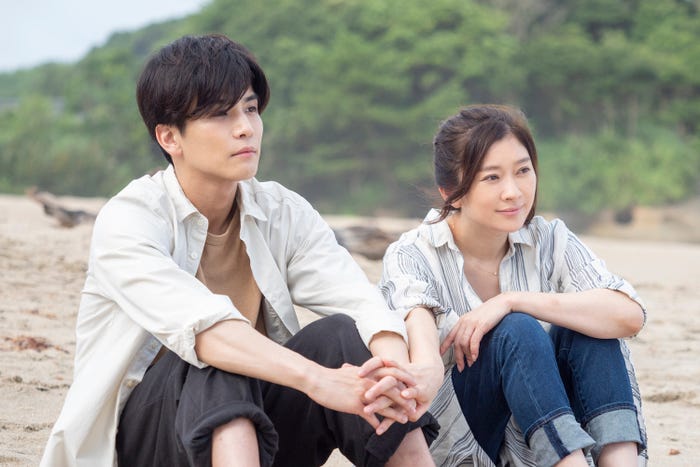 岩田剛典、篠原涼子「金魚妻」(C)Netflix