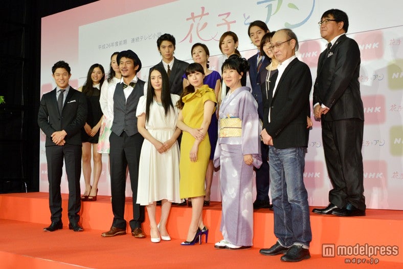 （前列左より）鈴木亮平、伊原剛志、仲間由紀恵、吉高由里子、室井滋、石橋蓮司（後列左より）土屋太鳳、黒木華、賀来賢人、浅田美代子、ともさかりえ、窪田正孝、松本明子、カンニング竹山