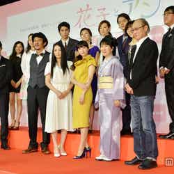 (前列左より)鈴木亮平、伊原剛志、仲間由紀恵、吉高由里子、室井滋、石橋蓮司(後列左より)土屋太鳳、黒木華、賀来賢人、浅田美代子、ともさかりえ、窪田正孝、松本明子、カンニング竹山