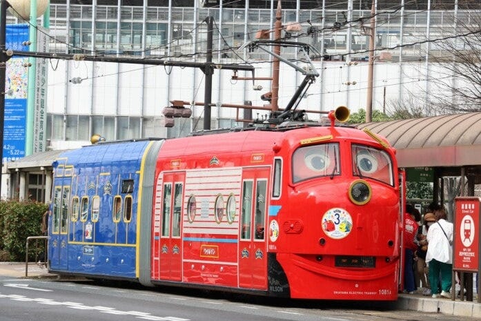 岡山駅前を発車する前のチャギントン電車