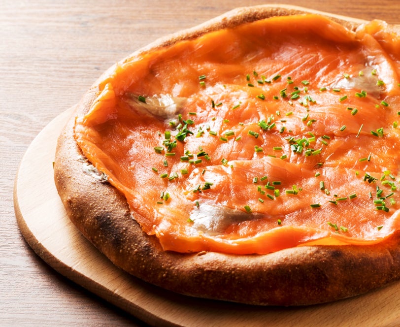 スモークサーモンピッツァ　1,600円／画像提供：コロワイド