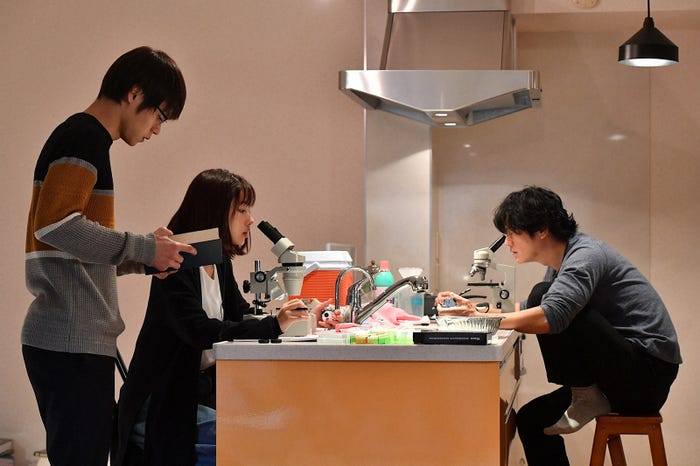 窪田正孝、石原さとみ、井浦新/「アンナチュラル」第5話より(C)TBS