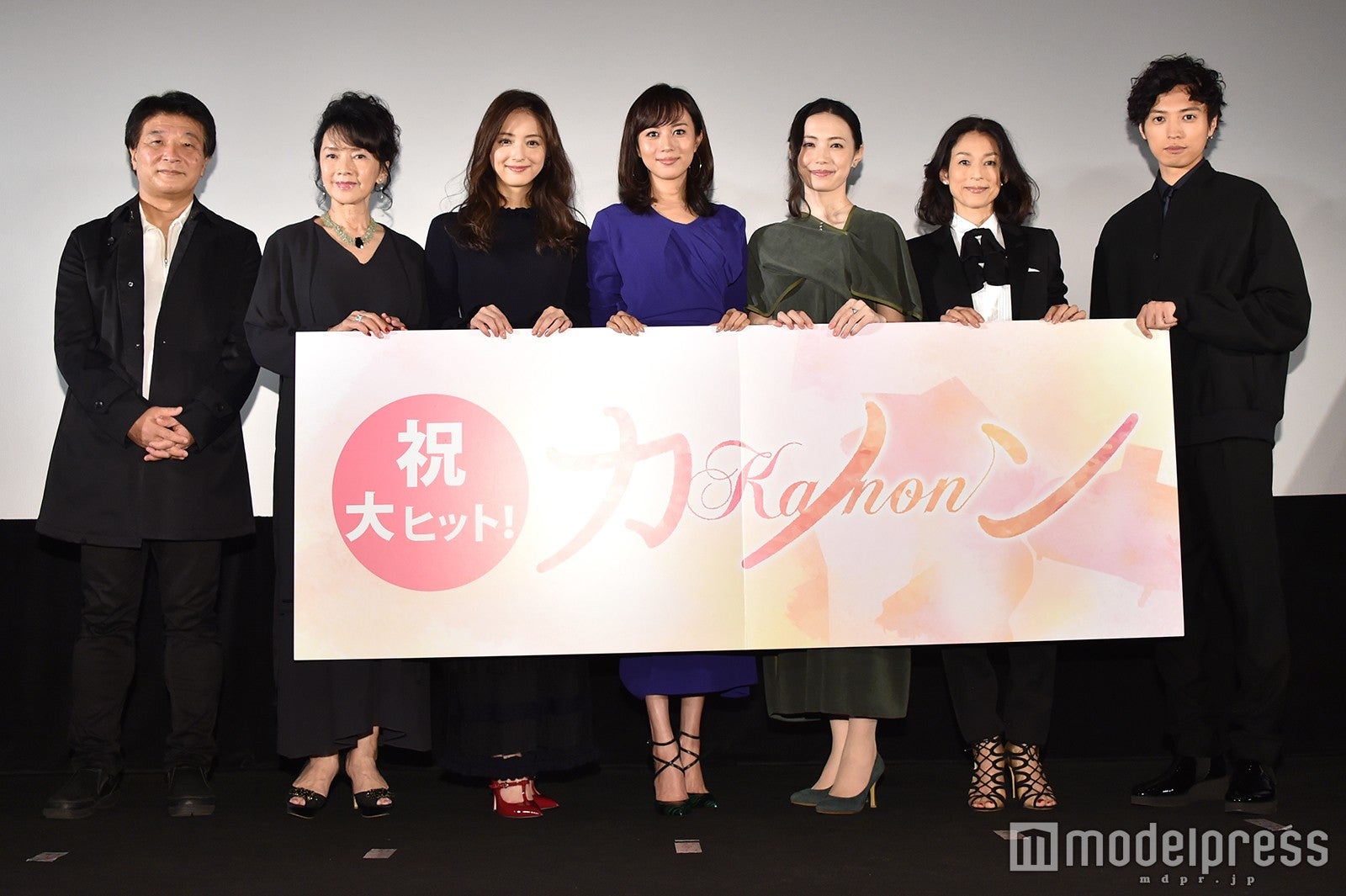 （左から）雑賀俊郎監督、多岐川裕美、佐々木希、比嘉愛未、ミムラ、鈴木保奈美、桐山漣（C）モデルプレス