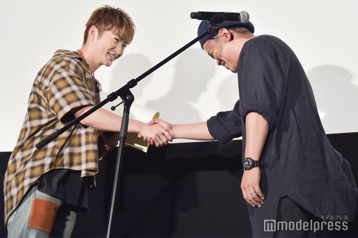 卒業証書を受け取り、監督と固い握手をする佐野玲於 (C)モデルプレス