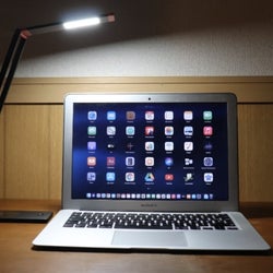 PC作業でも目が疲れない新しい味方。太陽光の優しさを再現したLEDライト、ワイヤレス充電もできてデスク環境が快適に