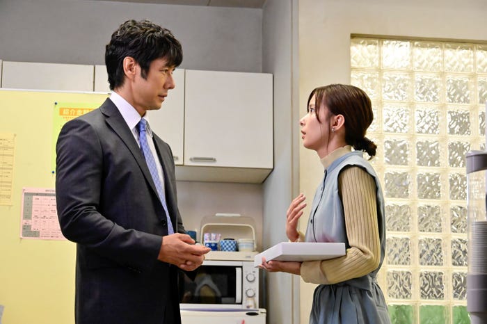 西島秀俊、芳根京子「真犯人フラグ」第1話より(C)日本テレビ