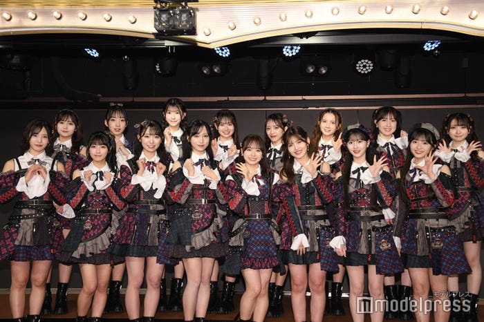 AKB48(前列左から)下尾みう、佐藤綺星、山内瑞葵、小栗有以、倉野尾成美、村山彩希、八木愛月、秋山由奈(後列)鈴木くるみ、山口結愛、千葉恵里、伊藤百花、向井地美音、水島美結、永野芹佳、山崎空(C)モデルプレス