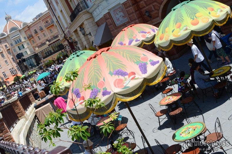 フルーツ柄のパラソルが並ぶ