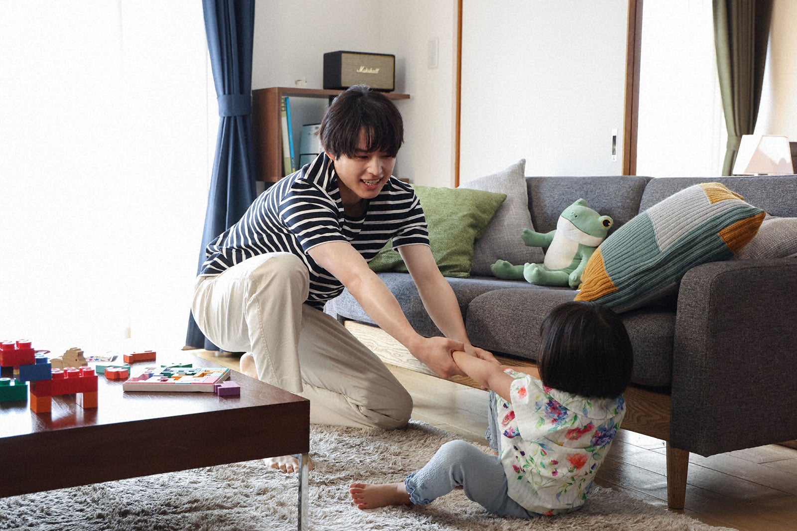 松村北斗、倉田瑛茉「西園寺さんは家事をしない」第1話より（C）TBS