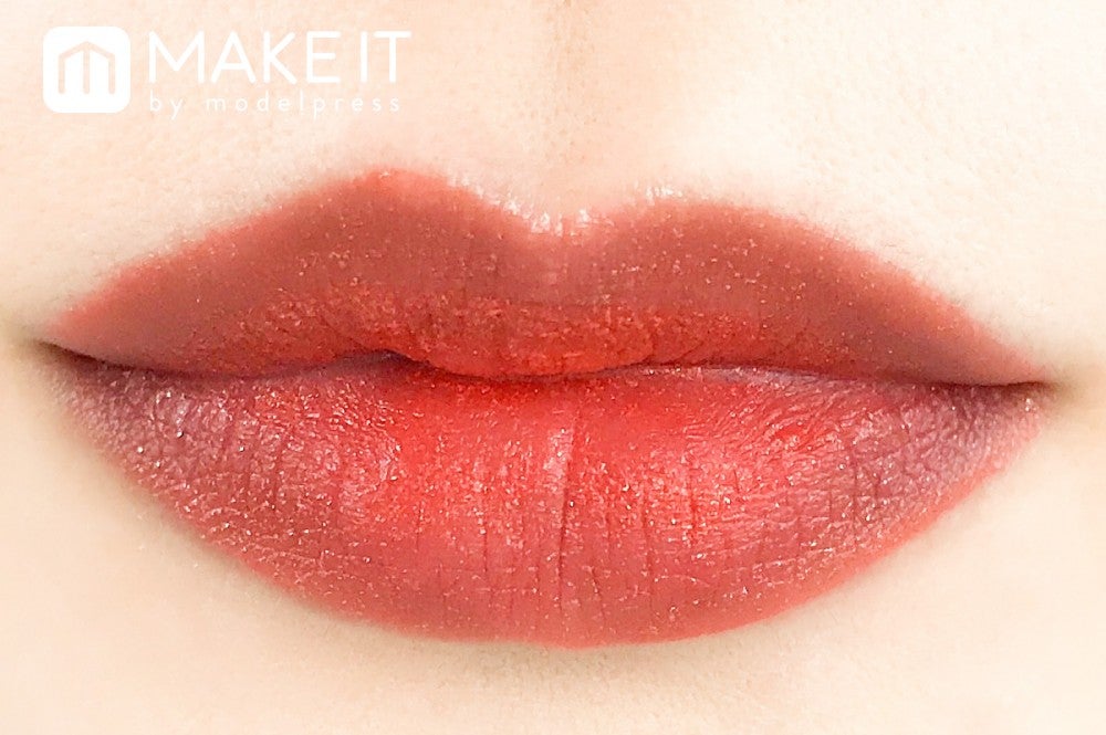 shu uemura／ルージュ アンリミテッド マット／G M OR 562（glitter effect）使用 (C)メイクイット