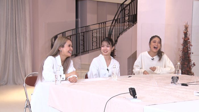 (左から)池田美優の友人、池田美優 (C)フジテレビ