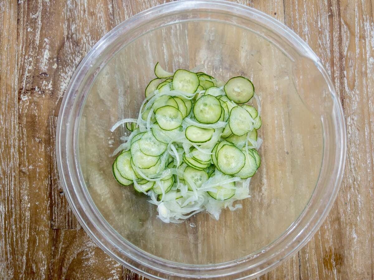 スライスしたきゅうりと玉ねぎがガラスボウルに入っている俯瞰写真