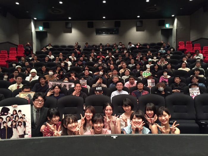 映画『咲-Saki-阿知賀編 episode of side-A』初日舞台あいさつ/(前列左から)岩崎春果、矢野優花、新井愛瞳、小倉優香(後列左から)琴海りお、岡崎紗絵、高田里穂、水春、島崎莉乃(提供画像)