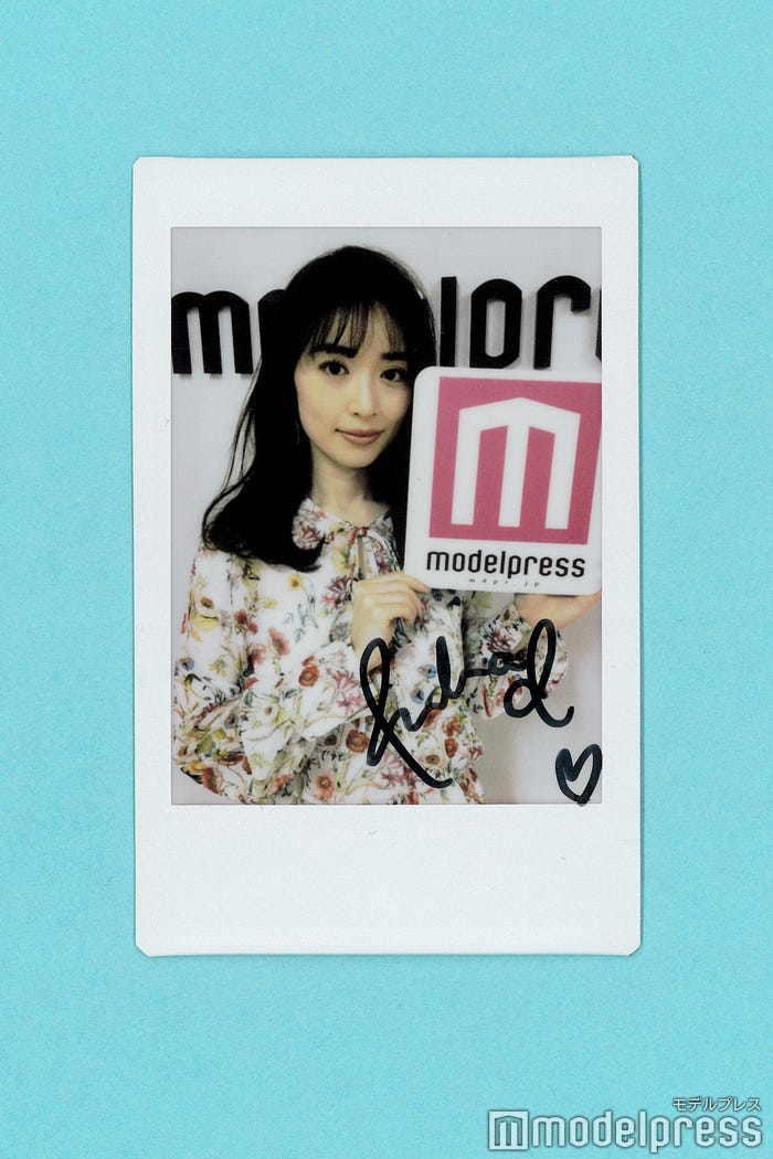 泉里香、サイン入りチェキプレゼント(C)モデルプレス