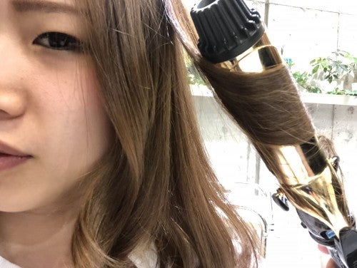 コメカミから上の髪を厚めにとらないように縦巻きミックス