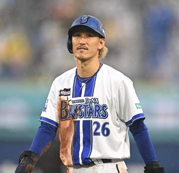DeNA “神走塁”の代走・三森がけん制アウトでハマスタため息 延長十回 リクエストで判定覆る