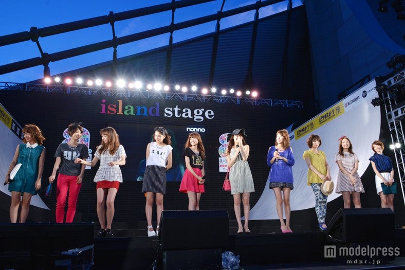 「non‐no」ファッションショーの様子（左から）二村祥絵、三根梓、岡田紗佳、竹富聖花、佐藤ありさ、大政絢、岡本あずさ、荒井萌、上田眞央、SAORI／「a－nation＆GirlsAward lsland collection」