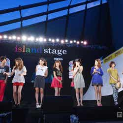 「non‐no」ファッションショーの様子(左から)二村祥絵、三根梓、岡田紗佳、竹富聖花、佐藤ありさ、大政絢、岡本あずさ、荒井萌、上田眞央、SAORI/「a-nation&GirlsAward lsland collection」