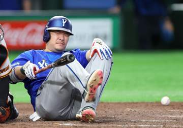 DeNA 筒香嘉智は抹消せず 相川監督が試合前に明言 4日の試合で左膝に死球を受けて途中交代 自力で歩けず