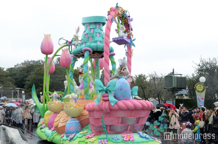 「ヒッピティ・ホッピティ・スプリングタイム」雨天バージョン(C)モデルプレス