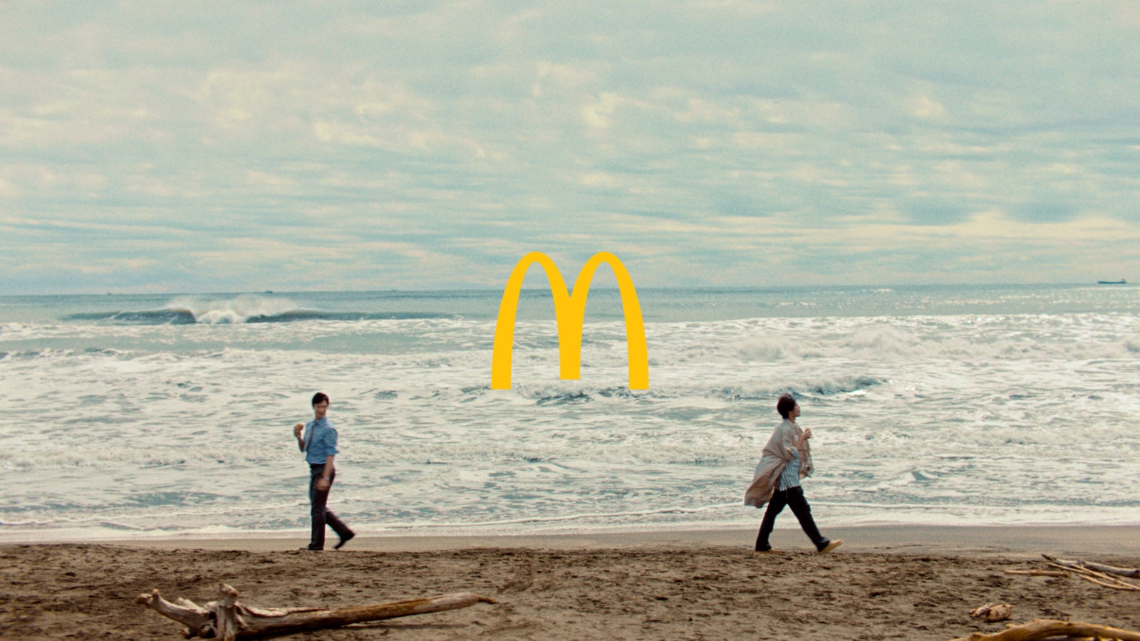 堺雅人、赤西仁／新CM「好きな方へ、一歩。」篇より（提供写真）