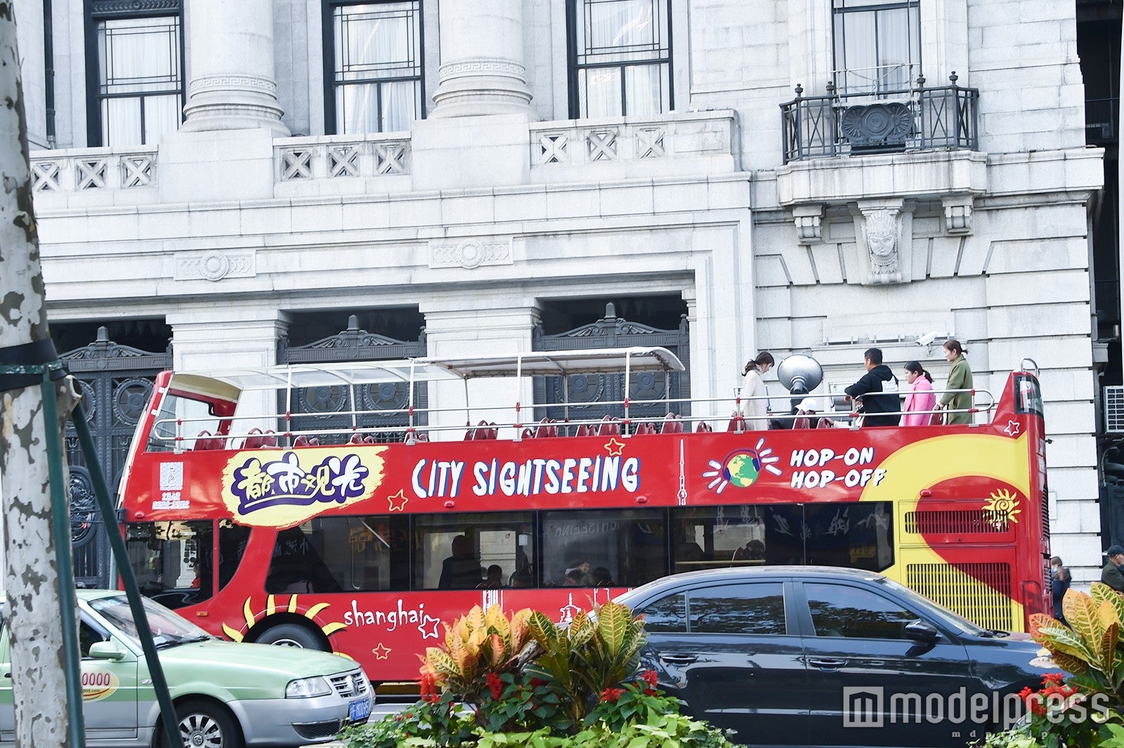 市内を走るオープントップバス（C）モデルプレス